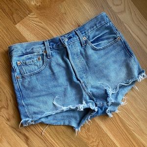 Levi 501 shorts size 28